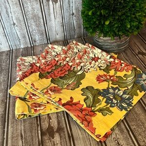 Pottery barn yellow floral set of 4 napkins rare Pattern